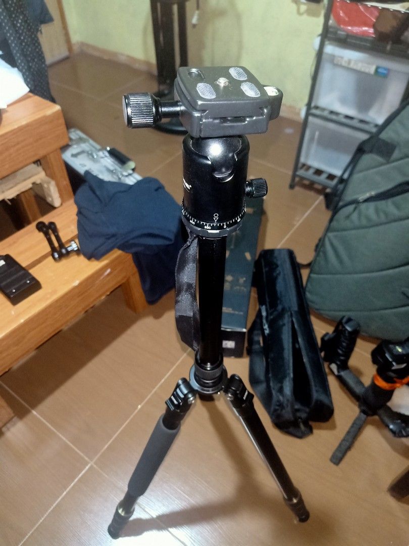 Zomei z668 video tripod (Category: Video Cameras) located in Malabon City. Submitted by r0r0z (Listing ID 1302181038, Image 2). Description: for sale only zomei z668 video tripod super fresh, used twice only bought it from JGsuperstore for P3200 complete with box, test/check all you want no issue rfs:benro s4 meet up: sm valenzuela, monumento, meycauayan, balagtas shipping ok, sagot nyo booking.