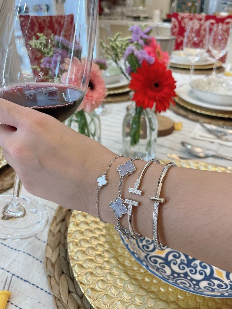 Clover T Wire Bracelet in 18k Gold Women s Fashion Jewelry Organisers Bracelets on Carousell