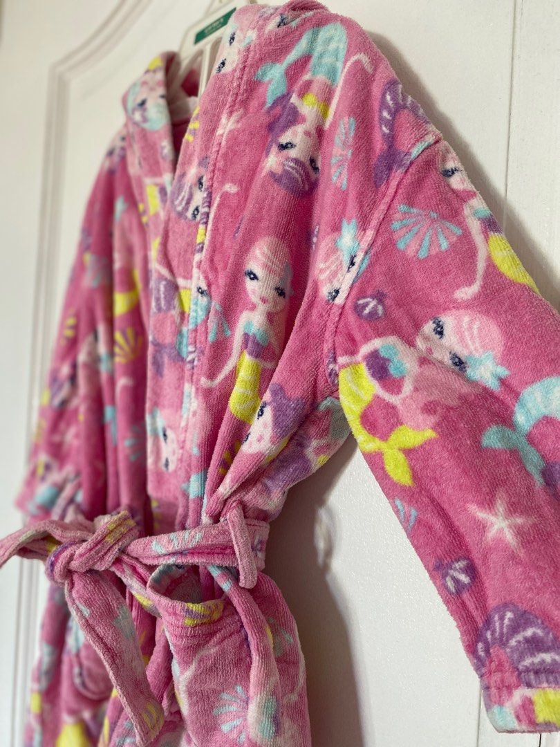 Girls Swim/ Bath Robe (Category: Babies & Kids Fashion) located in Paranaque City. Submitted by yard_army (Listing ID 1302237086, Image 3). Description: Imported🇺🇸 Good quality cotton towel Dries fast Mermaid design Slight fading on some areas No stain, no damage.