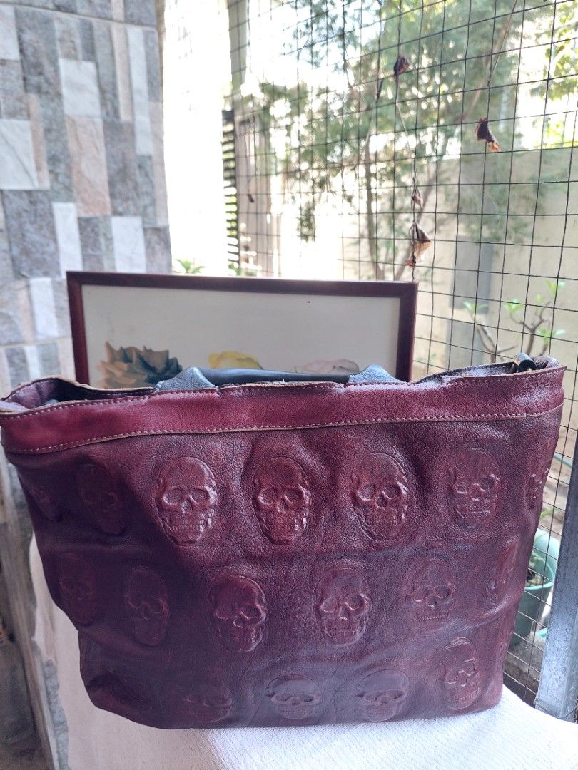 IO Pelle italy shoulder bag (Category: Luxury Bags & Wallets) located in Santa Maria. Submitted by mikavillaflor4 (Listing ID 1302330087, Image 1). Description: ukay source in good condition italian brand genuine leather.