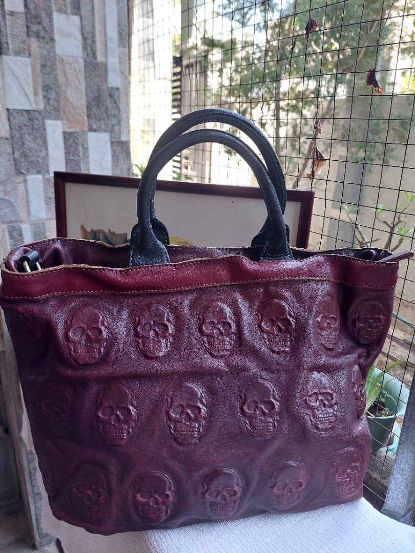 IO Pelle italy shoulder bag (Category: Luxury Bags & Wallets) located in Santa Maria. Submitted by mikavillaflor4 (Listing ID 1302330087, Image 3). Description: ukay source in good condition italian brand genuine leather.