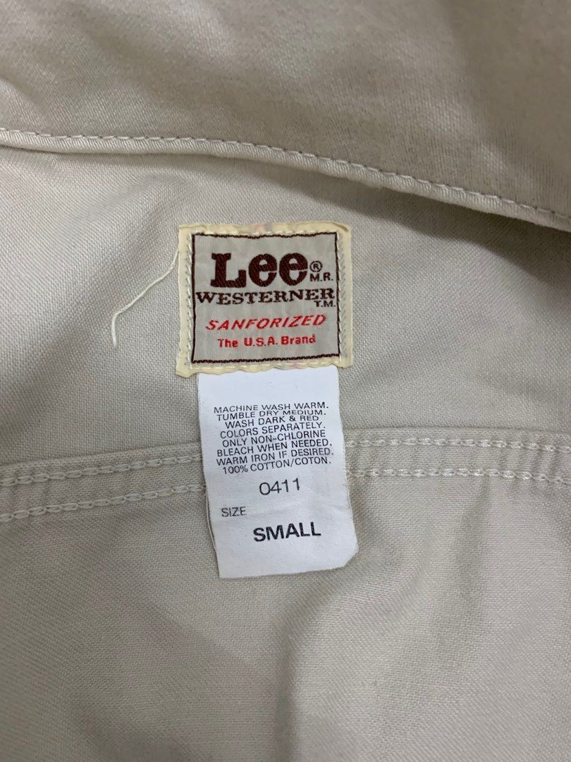 Jacket Lee (Category: Coats, Jackets and Outerwear) located in Kubang Pasu. Submitted by chitraaapreloved (Listing ID 1302374428, Image 3). Description: Condition 9/10.