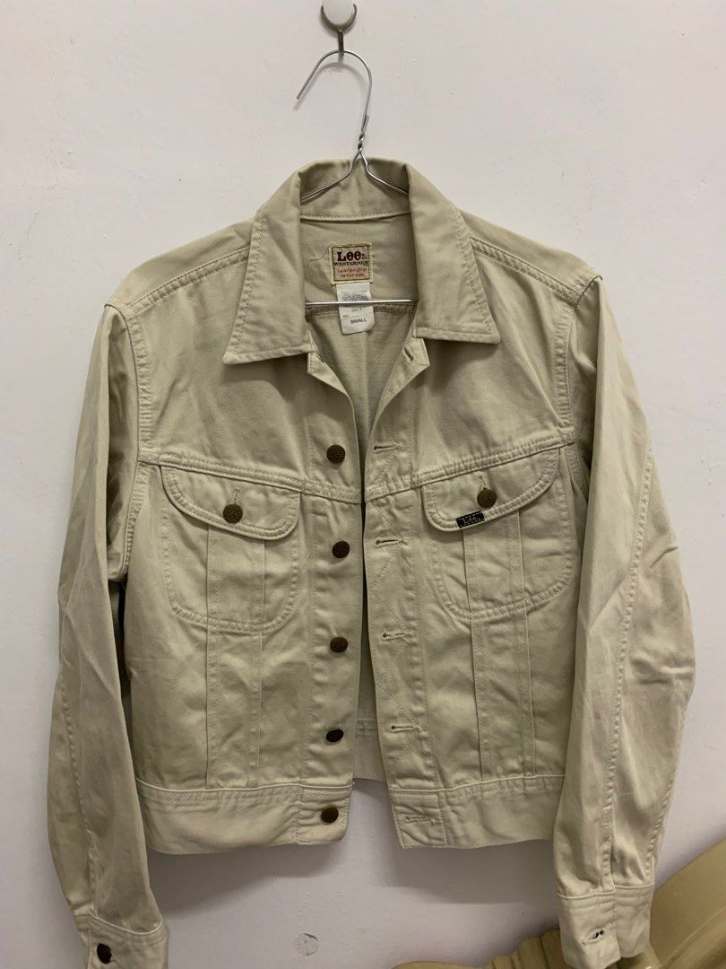 Jacket Lee (Category: Coats, Jackets and Outerwear) located in Kubang Pasu. Submitted by chitraaapreloved (Listing ID 1302374428, Image 2). Description: Condition 9/10.