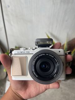 Olympus EPL 7 White Mirrorless MFT/M43 Camera (Like New)