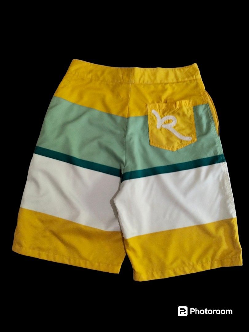 Roca Wear Shorts (Category: Shorts) located in Mandaue City. Submitted by DREAD032 (Listing ID 1302263857, Image 2). Description: Roca Wear Shorts Size L W17 L24 Condition Good as new no issue Free shipping thru LBC branch pick up only..