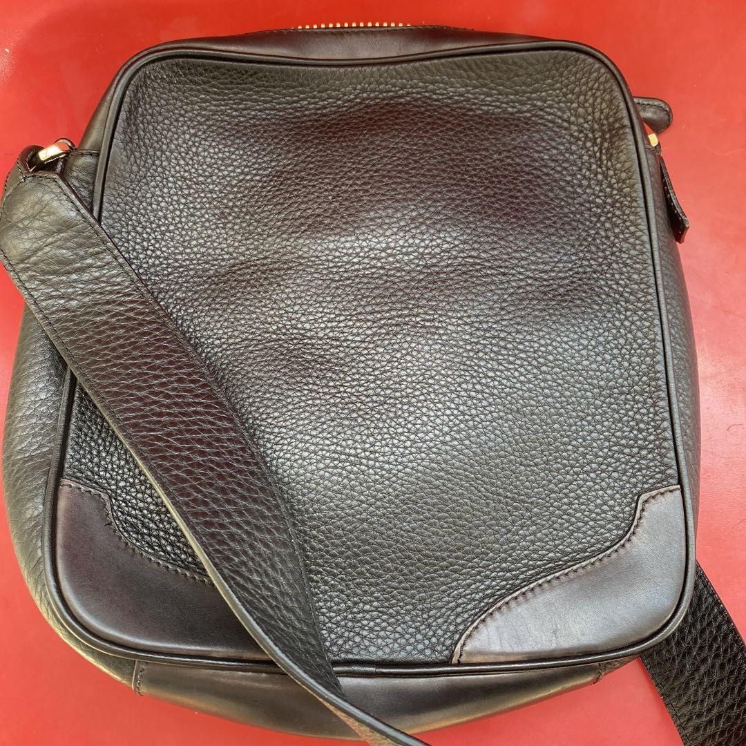SANTONI Santoni top quality leather bag shoulder (Category: Luxury Bags & Wallets) located in Makati City. Submitted by johnnyenodengon (Listing ID 1302336688, Image 2). Description: 【Brand name】SANTONI 【Model name】UIBBA1657EN-H2UA-C 【Color】Black patina with grains 【Size】Length: approx. 26cm Height: approx. 26cm Width: approx. 25cm Width: Approx. 6cm Specifications Zipper on the top Internal zipper pocket x 1 Internal open pocket x 1 【Accessories