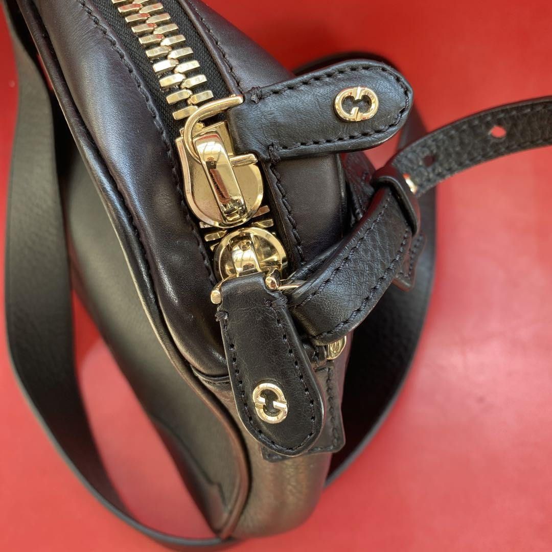 SANTONI Santoni top quality leather bag shoulder (Category: Luxury Bags & Wallets) located in Makati City. Submitted by johnnyenodengon (Listing ID 1302336688, Image 3). Description: 【Brand name】SANTONI 【Model name】UIBBA1657EN-H2UA-C 【Color】Black patina with grains 【Size】Length: approx. 26cm Height: approx. 26cm Width: approx. 25cm Width: Approx. 6cm Specifications Zipper on the top Internal zipper pocket x 1 Internal open pocket x 1 【Accessories