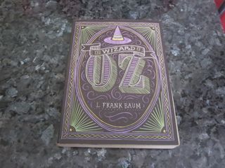 THE WIZARD OF OZ L. FRANK BAUM , PAPERBACK ILLUSTRATED , USED BOOK VERY GOOD CONDITION