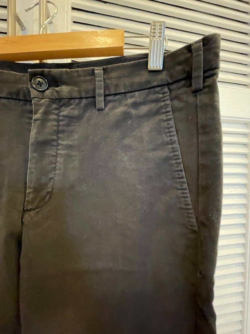 Uniqlo Black Chino Pants (Category: Jeans) located in Makati City. Submitted by LunaMari (Listing ID 1302306750, Image 3). Description: Uniqlo Black Chino Pants Waist 82cm Black, stretch.