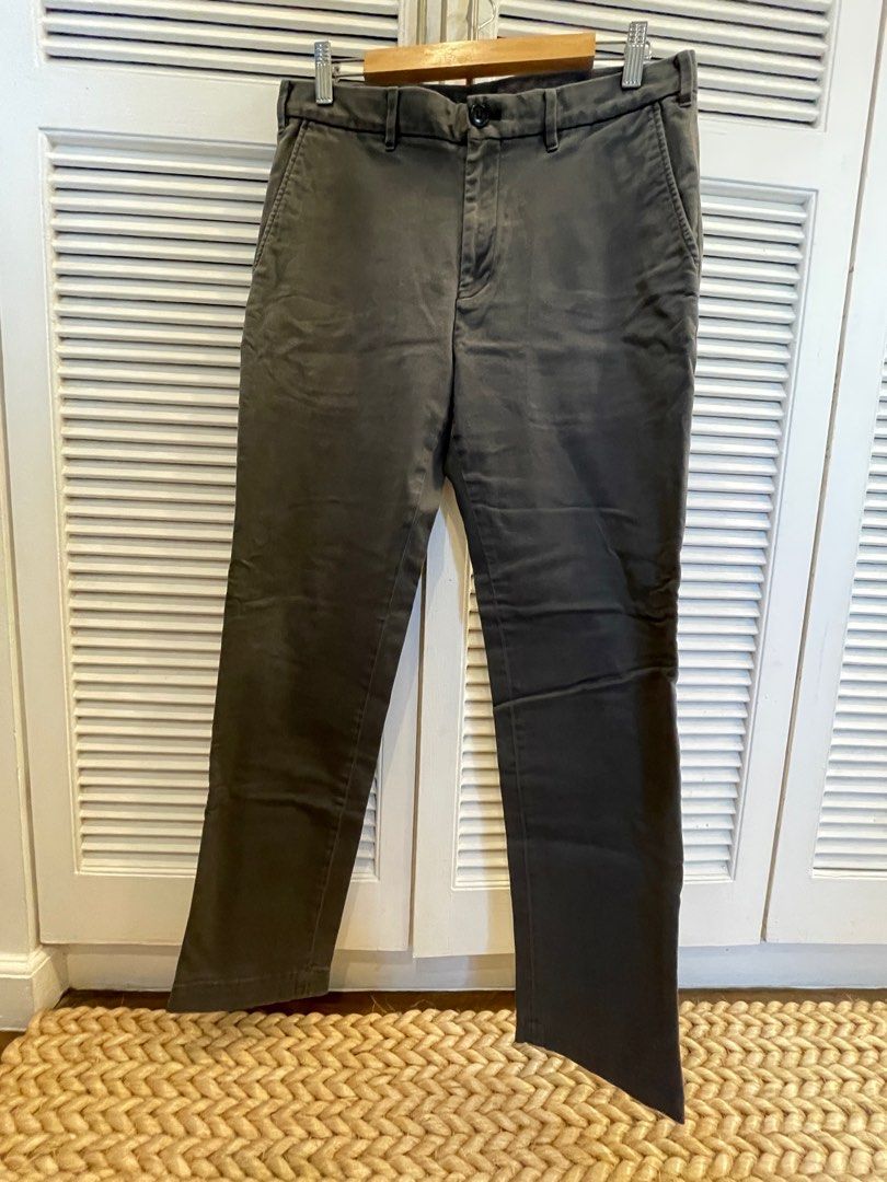 Uniqlo Grey Chino Pants (Category: Chinos) located in Makati City. Submitted by LunaMari (Listing ID 1302286756, Image 3). Description: Uniqlo Chino Pants 79cm Grey, stretch.