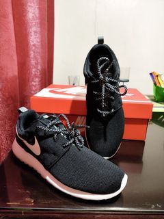 Authentic Nike Roshe One womens shoes size 8.5 BRANDNEW