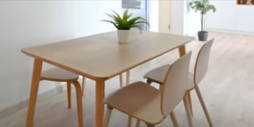 Dining Table Set (Category: Tables & Sets) located in Singapore. Submitted by daphdaph (Listing ID 1302514161, Image 1). Description: .
