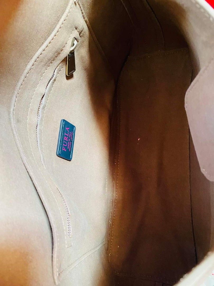 Furla Bag (Category: Luxury Bags & Wallets) located in Caloocan City. Submitted by theaffordablebags1228 (Listing ID 1302388360, Image 2). Description: preloved authentic with sling.