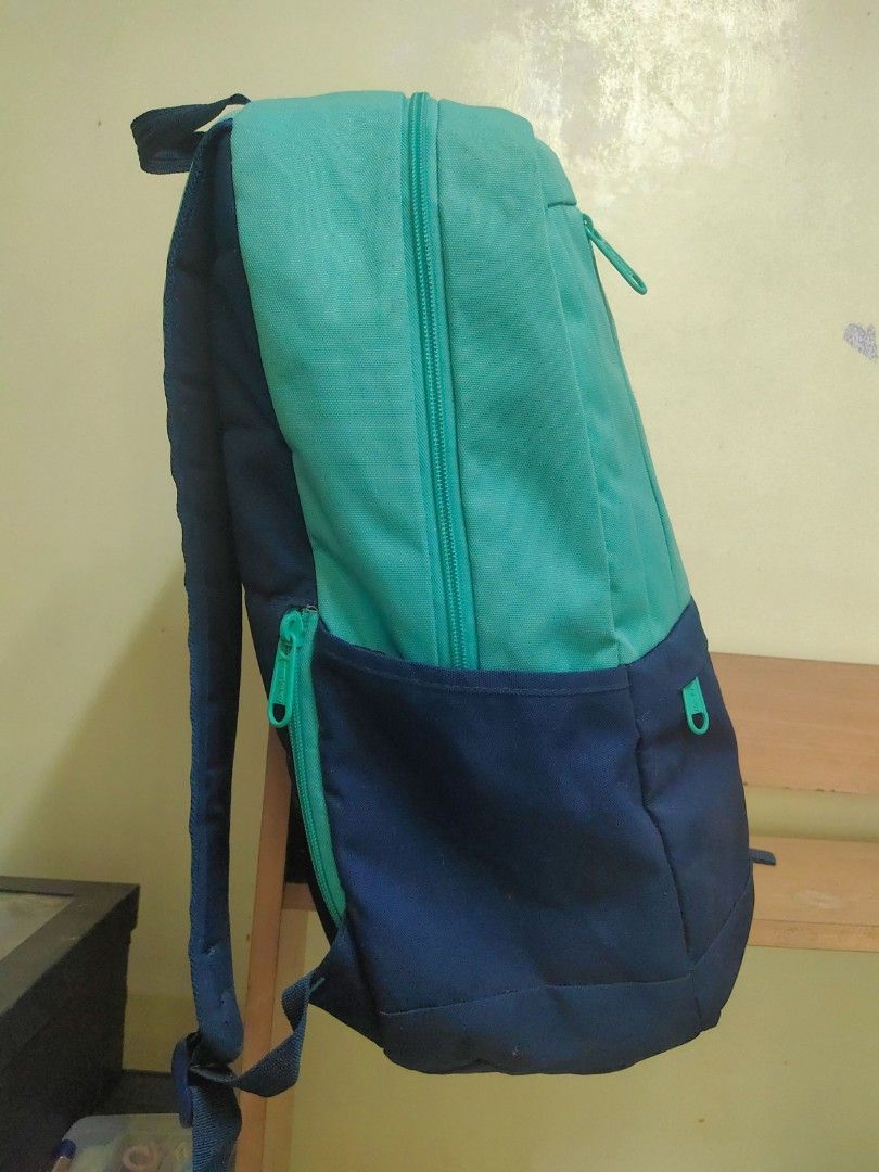 Hawk Backpack Bag Original - School backpack (Category: Backpacks) located in Muntinlupa City. Submitted by muntingthrift.ph (Listing ID 1302437289, Image 2). Description: RFS: Too big for me Barely used, good as new! Original, bought at SM Department store, great quality. Can fit big laptops, books, etc. 1 big, main compartment 2 front compartment 2 side pockets 1 secure back compartment.