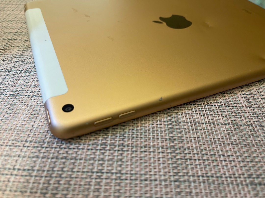 iPad （分類：平板電腦 - iPad）位於 Hong Kong。 由 silverwind_9ba5ef 提交（商品編號 1302519656，圖片 3）。簡介： 8 成新，長沙灣地鐵站交收⋯⋯其他地方再講，有少許凹，完美主義者勿擾，有意PM。