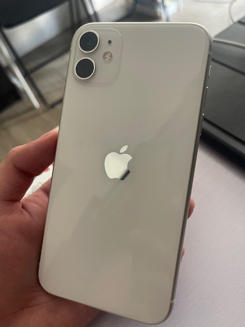 iPhone 11 white 64GB (Category: iPhone 11 Series) located in Manila. Submitted by clmyttz (Listing ID 1302417603, Image 2). Description: iPhone 11 White 64GB 87% battery health Bought from US 🇺🇸 True tone/face ID working No sim restrictions Has minor flaws but di naman napapansin masyado (it doesn’t affect the phone’s performance) if sure buyer Free phone cases + screen protector Add ₱900 if you want original USB-C lightning cable rfs: declutte