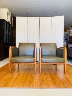 JAPAN SURPLUS FURNITURE 2PCS ACCENT/GUEST CHAIRS  FG059  SIZE 21-24.5L x 18-22.5W x 14.5H in inches 17"SANDALAN HEIGHT 21"ARM REST  (AS-IS ITEM) IN GOOD CONDITION