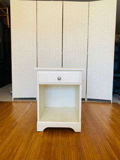 JAPAN SURPLUS FURNITURE WHITE BED SIDE TABLE WITH DRAWER  FG056  SIZE 18.75L x 17W x 24.5H in inches   (AS-IS ITEM) IN GOOD CONDITION