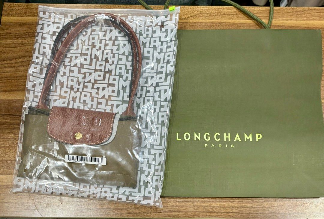 Longchamp medium bag long handle (Category: Luxury Bags & Wallets) located in Quezon City. Submitted by pamelajoyc07797 (Listing ID 1302519333, Image 3). Description: Brand new original with receipt and paperbag Bought in U.K. All pasabuys, this is extra. Medium long handle Khaki Navy blue Cognac Backpack Black LBC , J&T.