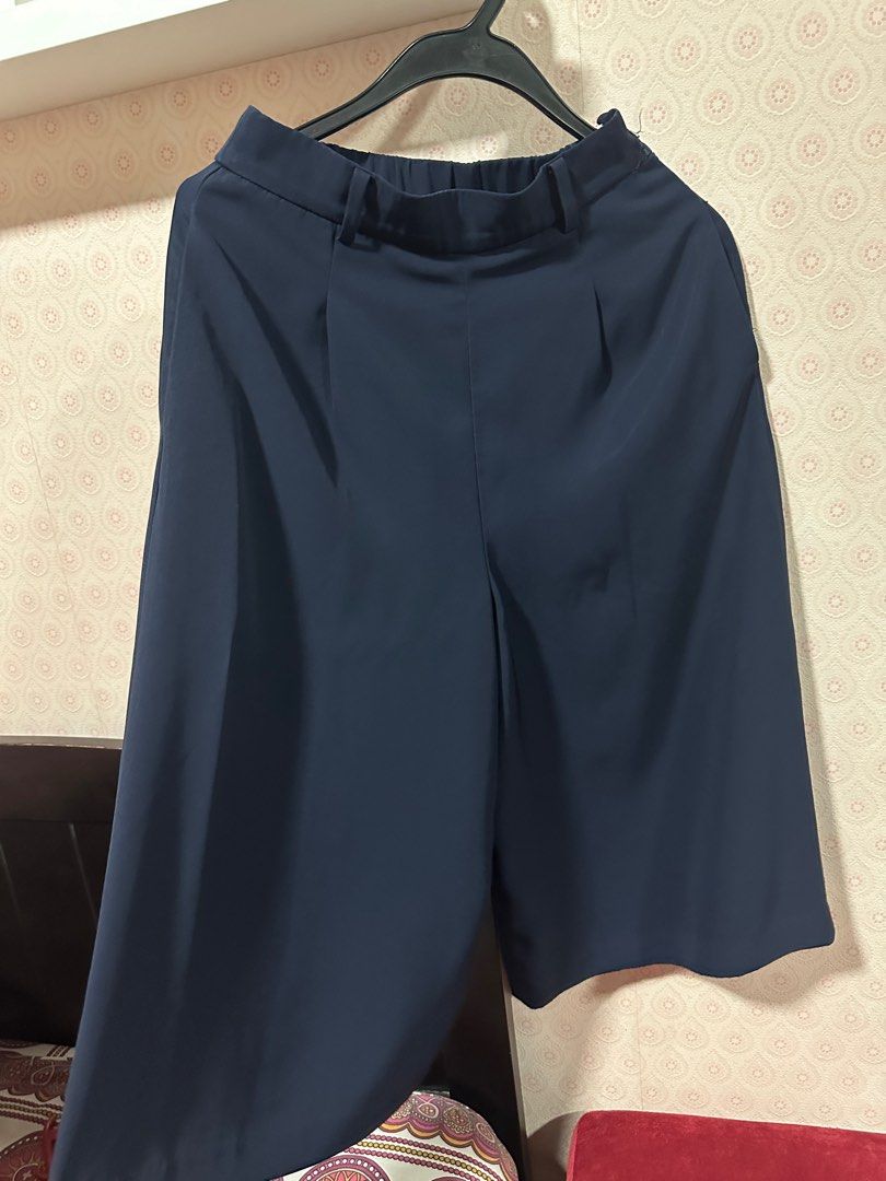 Navy blue Trousers from Uniqlo (Category: Other Bottoms) located in Taguig. Submitted by chapchae2014 (Listing ID 1302507389, Image 2). Description: Slightly damaged side zipper pero unoticeable naman.