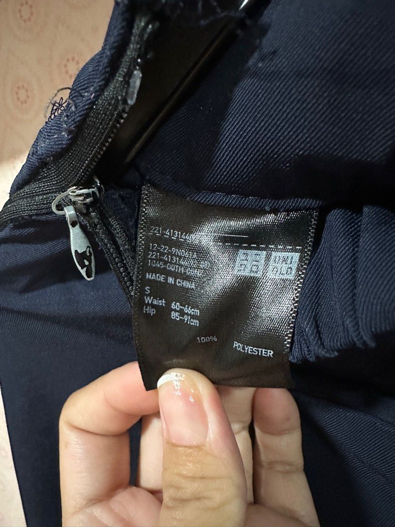 Navy blue Trousers from Uniqlo (Category: Other Bottoms) located in Taguig. Submitted by chapchae2014 (Listing ID 1302507389, Image 3). Description: Slightly damaged side zipper pero unoticeable naman.