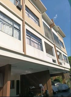 RUSH SALE! PRE OWNED 3 STOREY TOWNHOUSE IN BRGY. PLAINVIEW MANDALUYONG