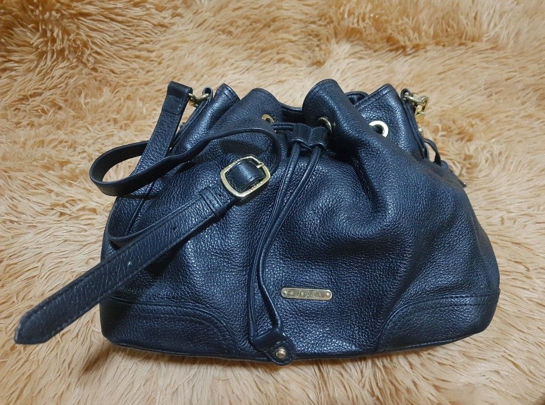 ORIGINAL SISLEY BUCKET BAG (Category: Shoulder Bags) located in Manila. Submitted by assortedthingsforsale (Listing ID 1302397874, Image 1). Description: SISLEY BUCKET SOFT LEATHER (Original Korean bag) GOLD HARDWARE NAKA BRAND NAME YUNG LOOB NG BAG.