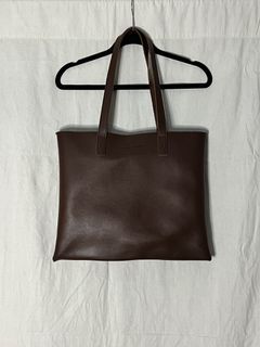 Straightforward vegan leather tote bag