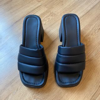 Women’s black sandals