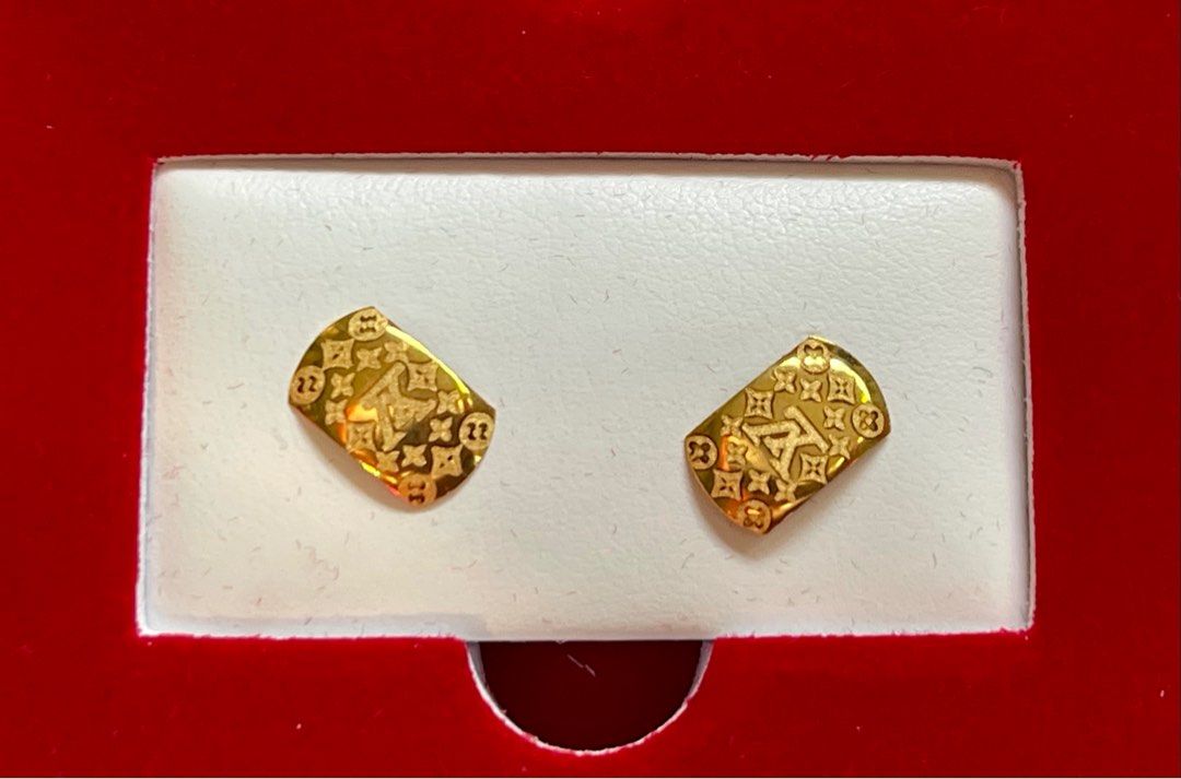 18k dubai gold earrings (Category: Earrings) located in Bulacan. Submitted by jed2209 (Listing ID 1306352108, Image 1). Description: Less than 1 gram ,pawnable Dubai gold , screw type kaya sure na safe at d po maaalis sa ear 💯 Comes with free box.