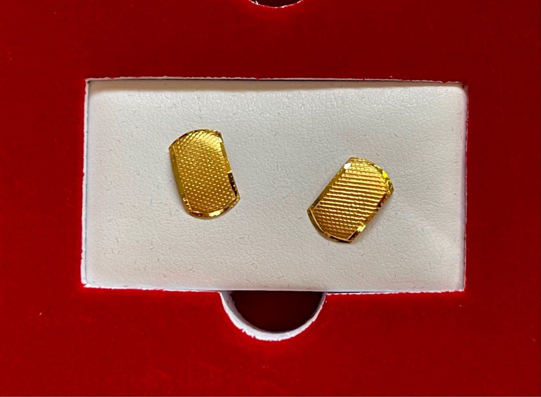18k dubai gold earrings (Category: Earrings) located in Bulacan. Submitted by jed2209 (Listing ID 1306352108, Image 3). Description: Less than 1 gram ,pawnable Dubai gold , screw type kaya sure na safe at d po maaalis sa ear 💯 Comes with free box.