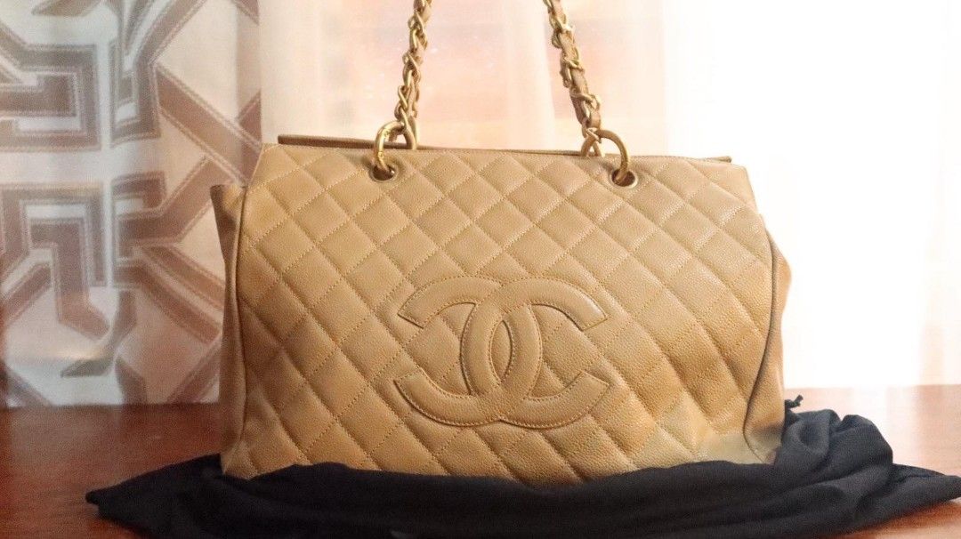 AUTHENTIC CHANEL BAG for SALE!! (Category: Luxury Bags & Wallets) located in Manila. Submitted by letsdeclutterorig (Listing ID 1306383585, Image 1). Description: Authentic chanel.