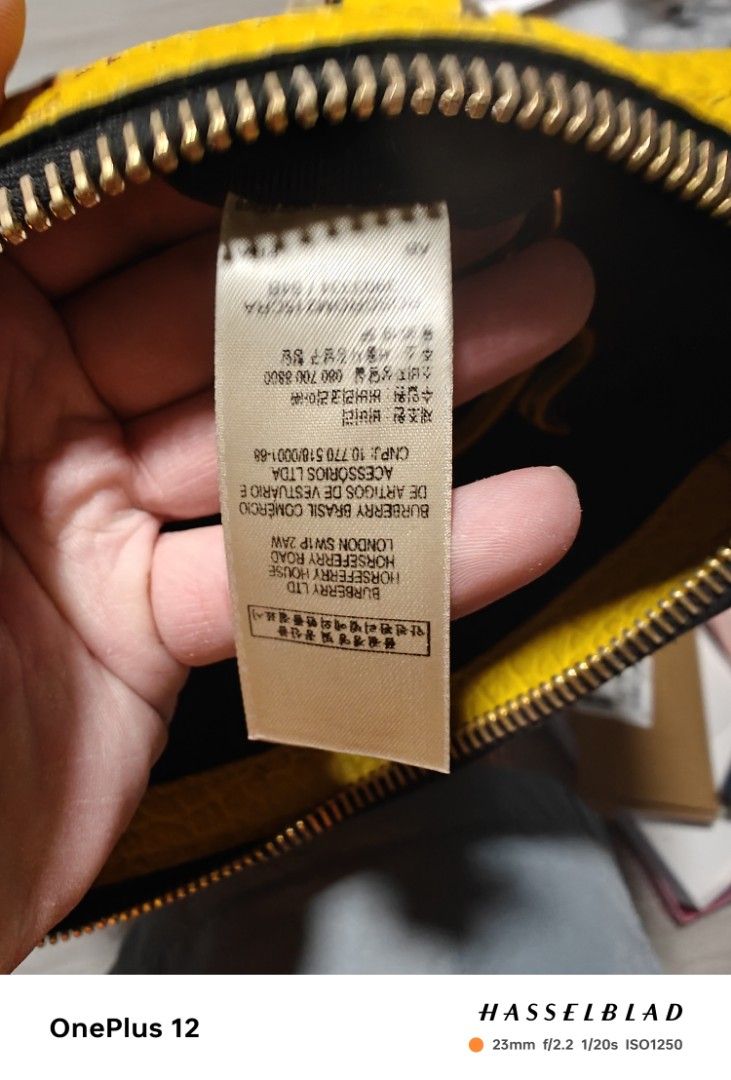 Burberry handbag yellow hand bag roscrom215cra 3903334 64b Women s Fashion Bags Wallets Tote Bags on Carousell