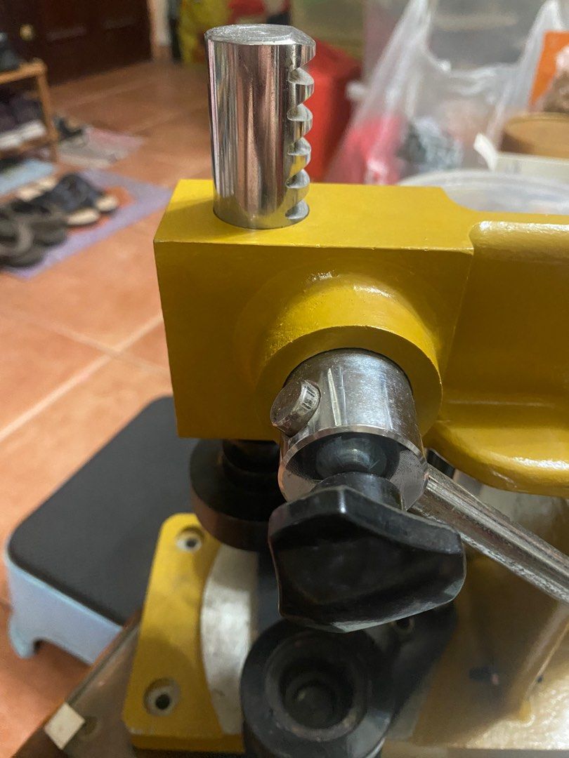 Button Maker Machine (Category: Craft Supplies & Tools) located in Singapore. Submitted by singaporepicker (Listing ID 1306478908, Image 2). Description: Collect at 750425.