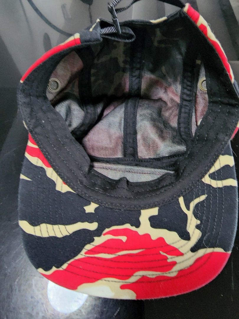 Cap (Category: Caps & Hats) located in Singapore. Submitted by ianclear18 (Listing ID 1306386688, Image 3). Description: Supreme SS16 Red Tiger Camp Cap. Under utilised cap. Like new. Worn twice. Rare $180..