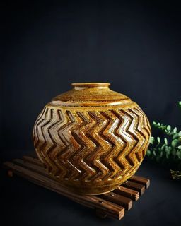 Elegant Geometric Design Stoneware Vase
Great for centerpiece