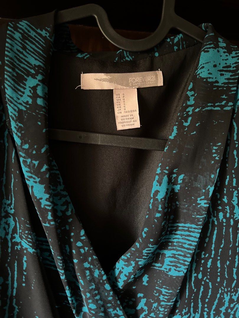 Forever 21 Chiffon Dress (Category: Dresses) located in Pasay City. Submitted by netuy (Listing ID 1306364152, Image 3). Description: Color black and teal. With black lining. Flowy dress. Size small. Above the knee length. .