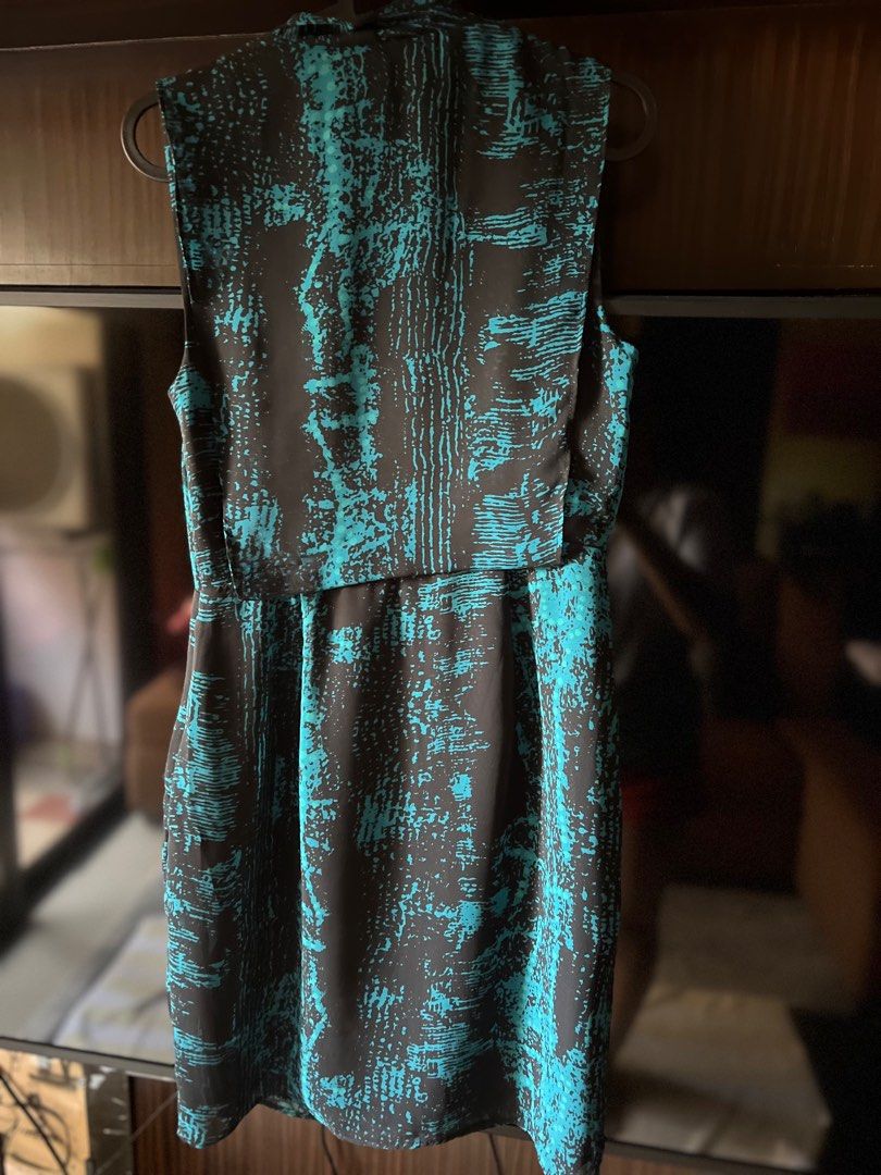 Forever 21 Chiffon Dress (Category: Dresses) located in Pasay City. Submitted by netuy (Listing ID 1306364152, Image 2). Description: Color black and teal. With black lining. Flowy dress. Size small. Above the knee length. .
