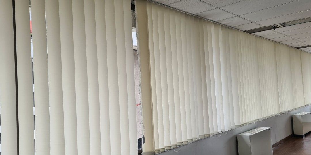 Gorden Vertical Blind panjang atas ke bawah 180 cm , Lebar kiri ke kanan  317 cm . Mulus bersih seperti baru . Beli dr baru , baru dipakai 6 bln . ...