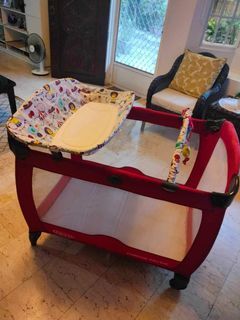 Graco contour Electra crib and bassinet with mattress 