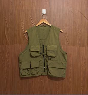 GU lightweight multipocket vest fits large boxy fit (22.5x23)
