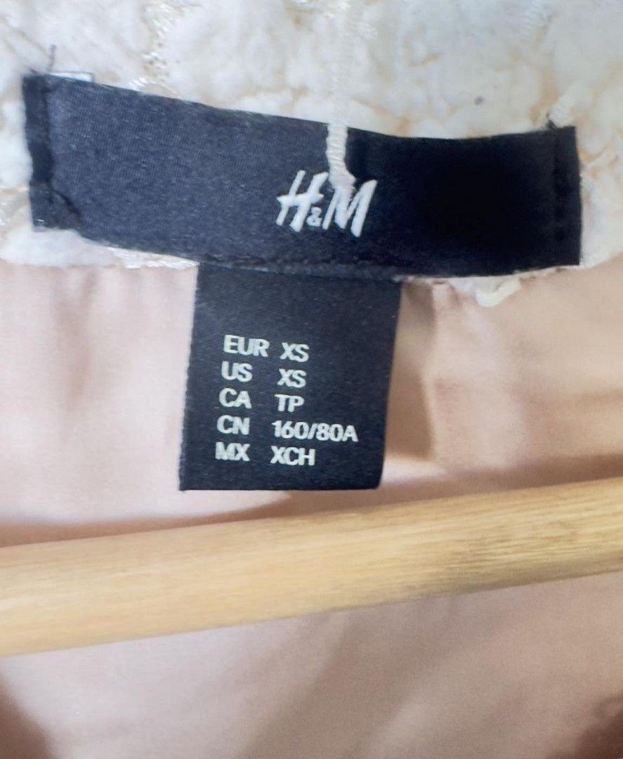 H&M blazer (Category: Coats, Jackets and Outerwear) located in Leyte. Submitted by boxfabb8 (Listing ID 1306399846, Image 3). Description: H&M blazer Lightweight Classy when worn Fits XS up to Semi-medium.