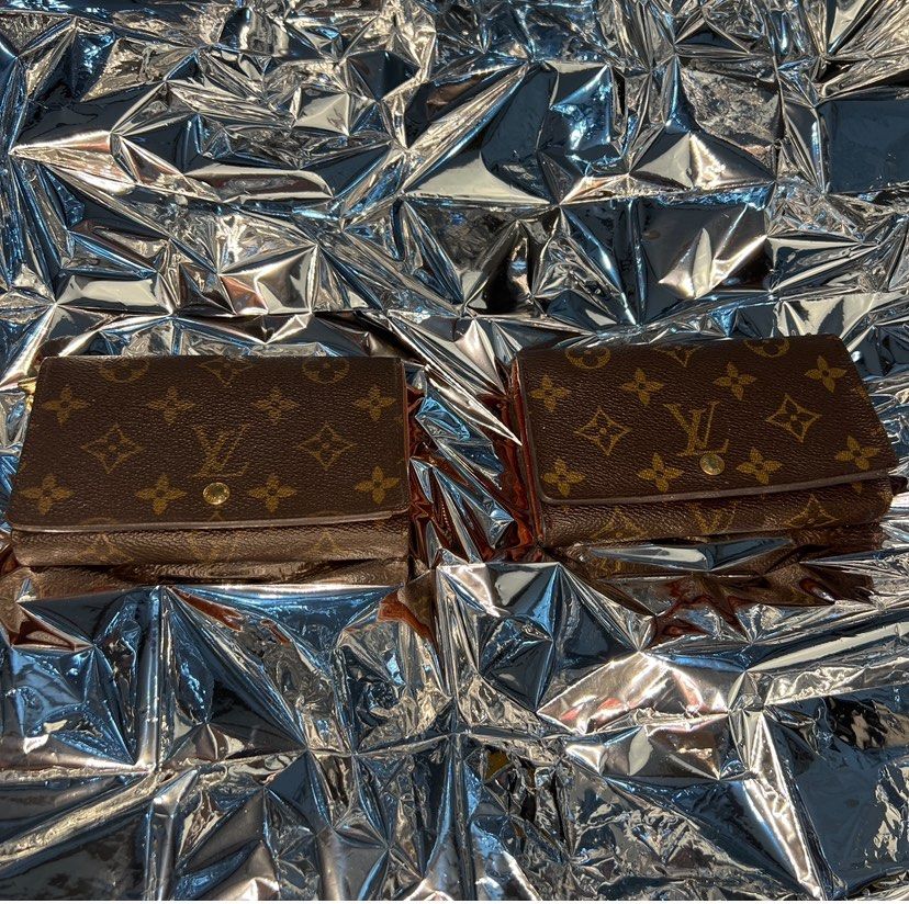 LV monogram wallet Original 2pcs bundle (Category: Luxury Bags & Wallets) located in Caloocan City. Submitted by appplebananna (Listing ID 1306412018, Image 2). Description: 2pcs bundle can be used with chain as crossbody bag.