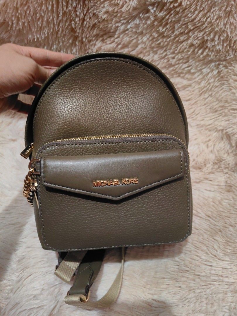 Maisie 3in1 backpack (Category: Backpacks) located in Quezon City. Submitted by finds_stuff (Listing ID 1306364634, Image 1). Description: Size: xs Color: army green.