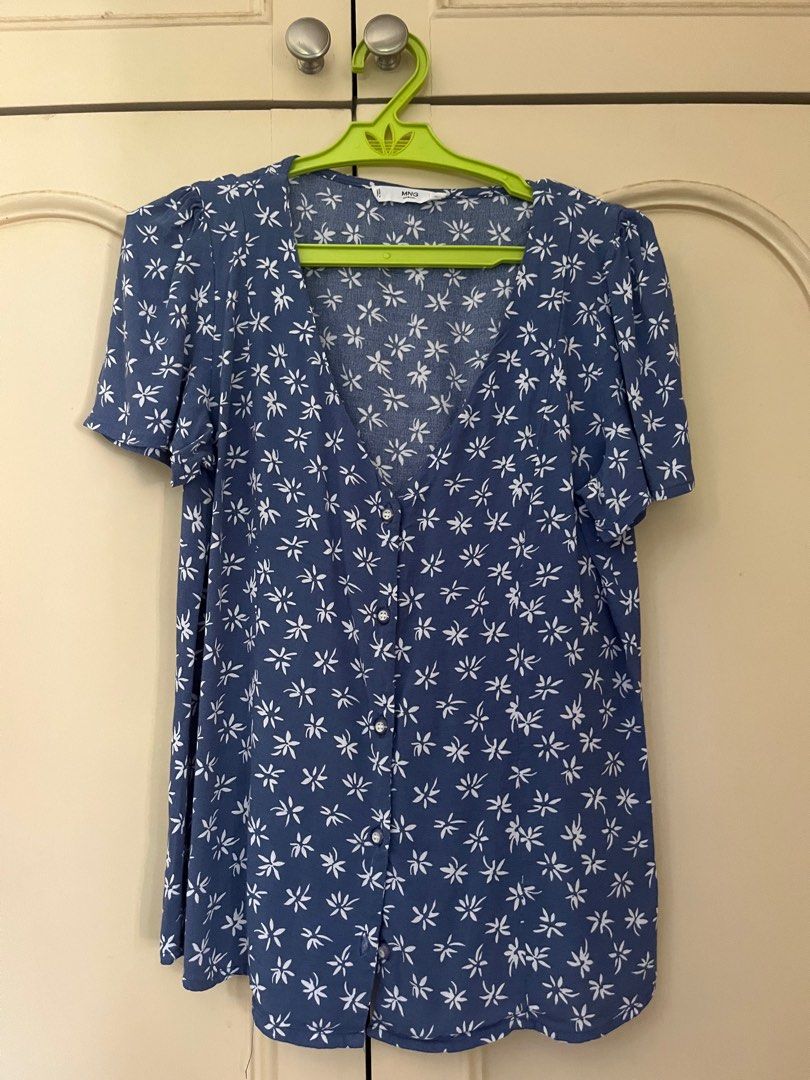 Mango Floral V Neck Blouse/ Buttondown (Category: Blouses) located in Muntinlupa City. Submitted by plshelpmedeclutter4 (Listing ID 1306382343, Image 1). Description: Best fits size xs-m.