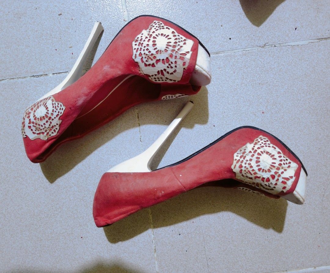 Original Celine Heels (Category: Heels) located in Mandaluyong City. Submitted by ladydecluttered (Listing ID 1306438210, Image 1). Description: Brand new but since nakastock lang....nagbakbak na sa loob but still look new outside....let me know if you want video of it.