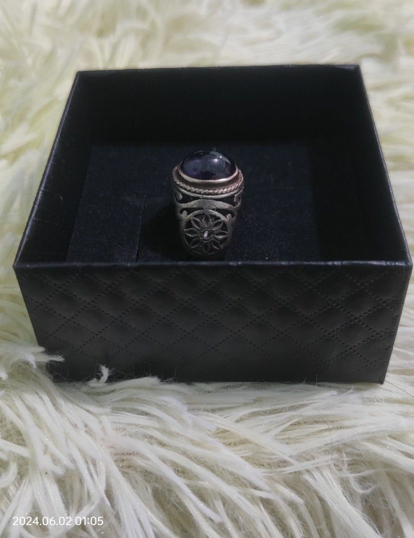 Ring (Category: Religious Items) located in Singapore. Submitted by muhammadandros (Listing ID 1306506639, Image 3). Description: Amethyst. Kecubong. Unggu tua..