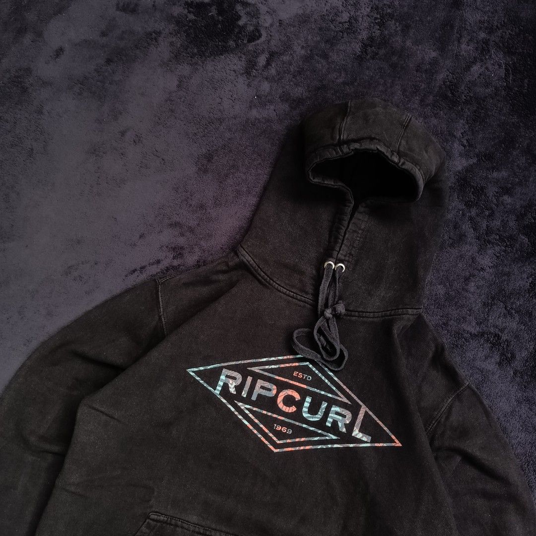 Ripcurl Pullover hoodie jacket (Category: Coats, Jackets and Outerwear) located in Balanga. Submitted by dig_gear (Listing ID 1306365656, Image 2). Description: Ripcurl Pullover hoodie jacket Condition: Good Width: 21" Length: 28" Issue: nothing Color may vary due to lighting Mine: ₱780.