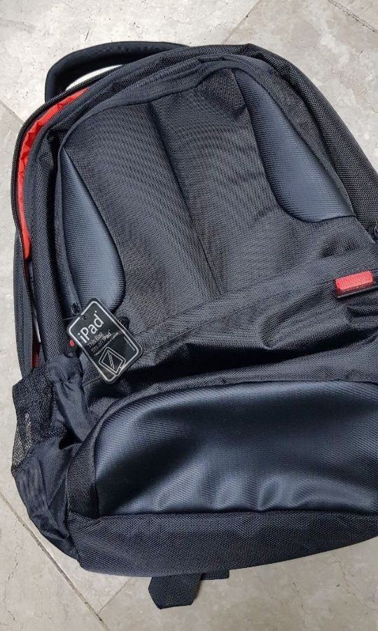 Samsonite Laptop knapsack (Category: Laptop Bags & Sleeves) located in Makati City. Submitted by walangtubo (Listing ID 1306424224, Image 1). Description: authentic Samsonite 20 x 15 in Business Series knapsack for both Laptops and Ipads heavily padded for device and also for wearer. Heavy ballistic nylon with expensive feel and look ☝️ Loaded with compartments inside plus outside sleeve. Slight damage on rubber zip from storage that does not aff