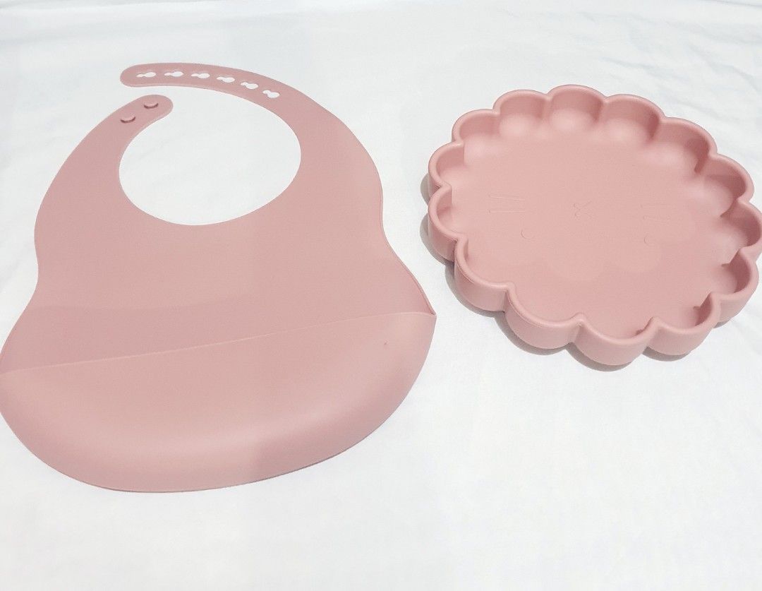 Silicone baby feeding set (Category: Breastfeeding & Bottle Feeding) located in Las Pinas. Submitted by cherry_luvs_dresses (Listing ID 1306462273, Image 2). Description: good as new pink/ old rose color slightly uaed used twice only super discounted price.